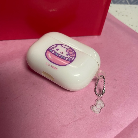 Hello Kitty AirPod case - Picture 3 of 3